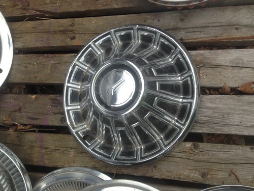 Vintage pontiac hub cap rat - ,